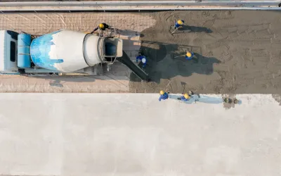 luchtfoto van betonstort voor een wegconstructie