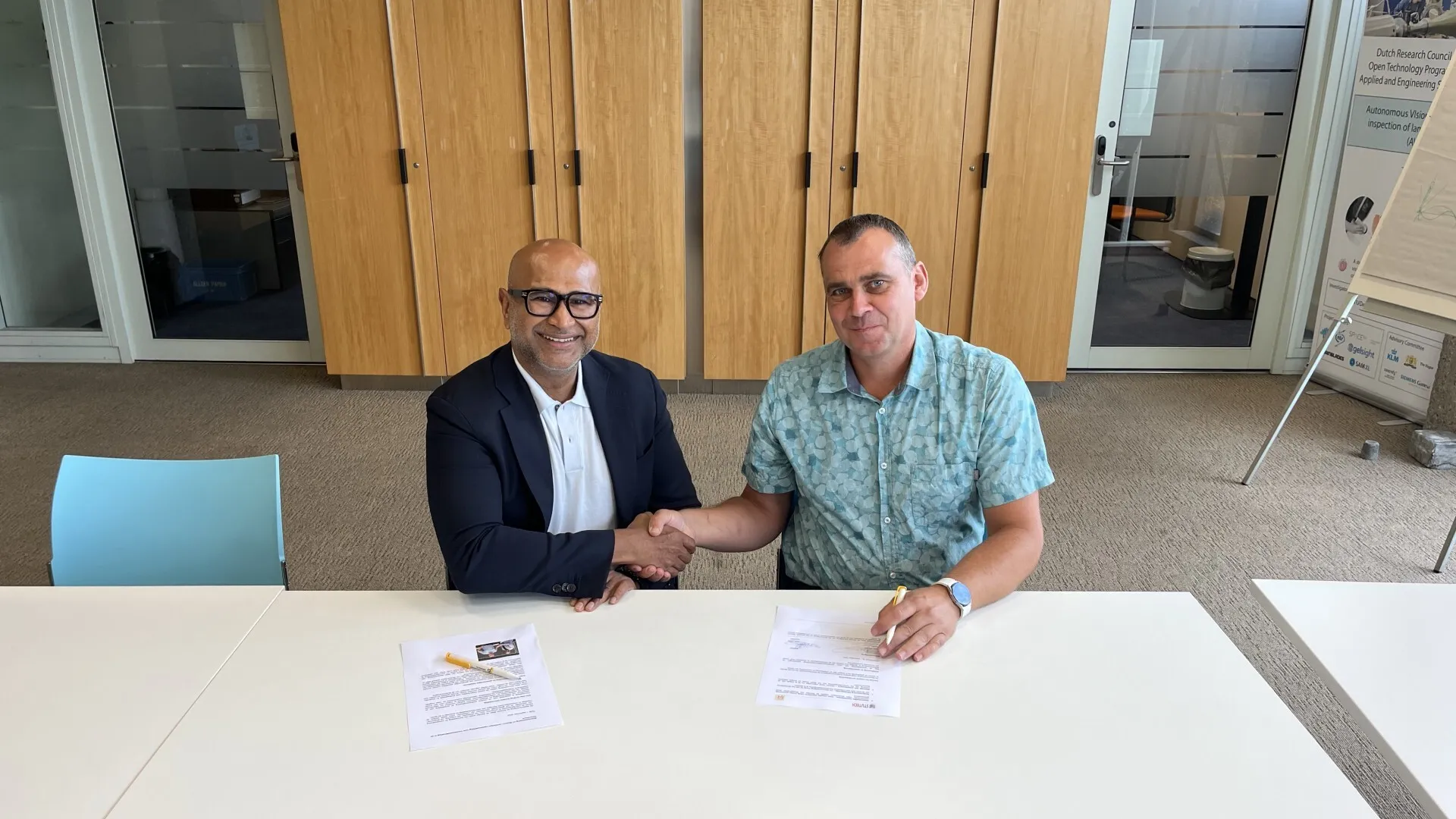 Marc Ottelé (rechts, Stutech) en Maikel Jagroep (Betonvereniging) bekrachtigen de samenwerking.