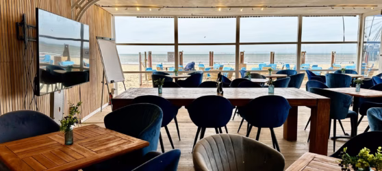 De vergaderzaal in strandrestaurant Atlantis in Scheveningen biedt uitzicht op het strand.